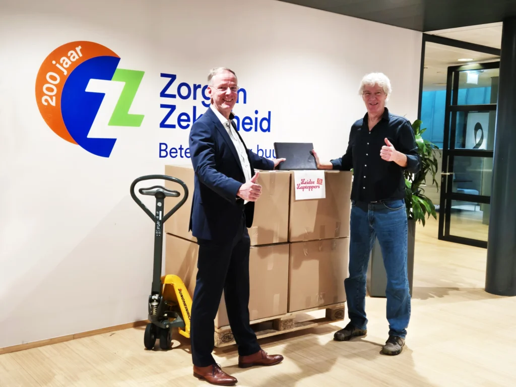 Leidse Laptoppers ontvangt de eerste laptops van Zorg en Zekerheid.